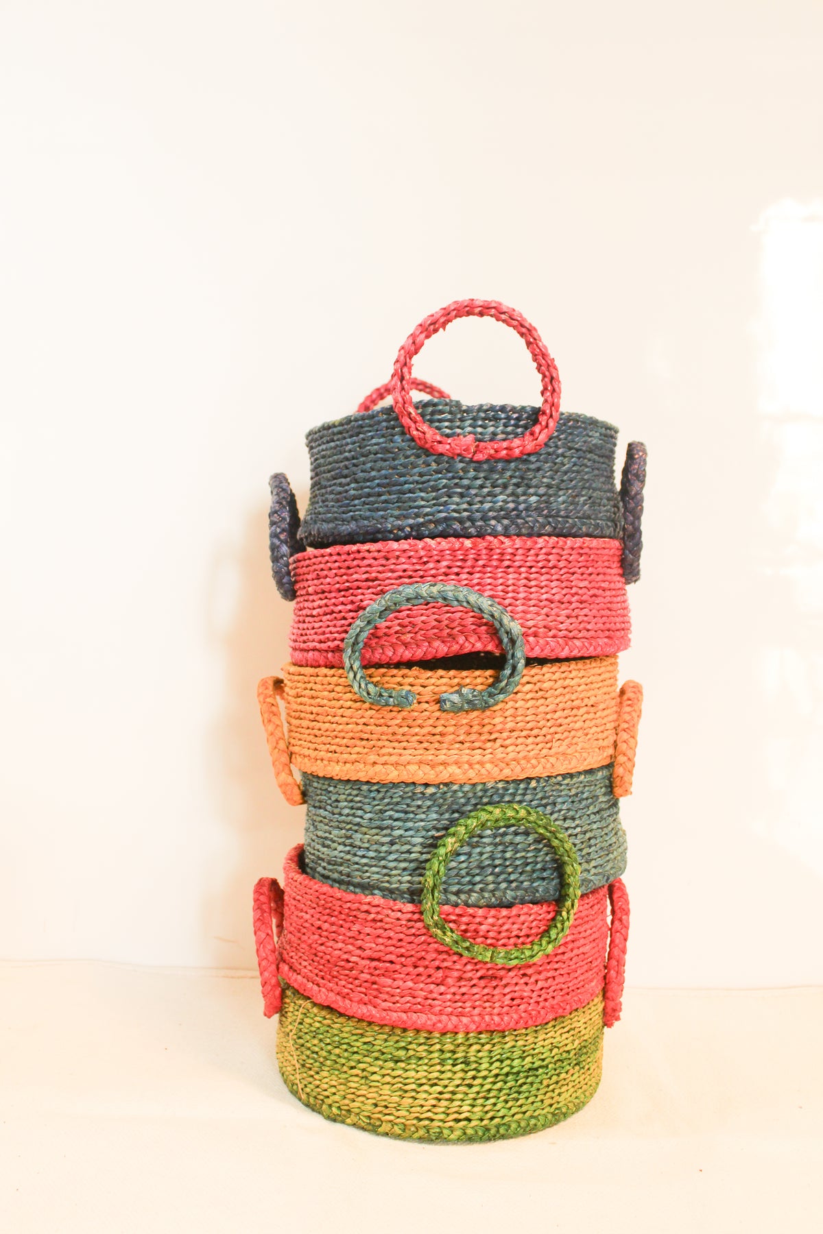 Hogla grass round muticolor basket with handle